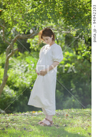 臨月の妊婦 94942103