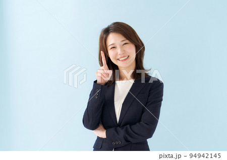 指差しをする女性 指差しをする女性 94942145