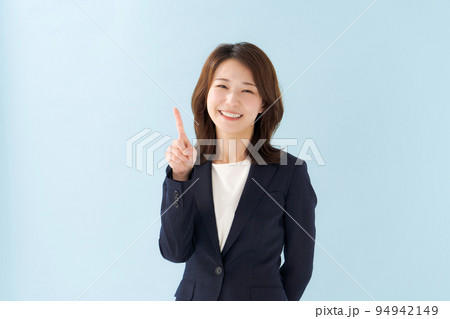 指差しをする女性 94942149