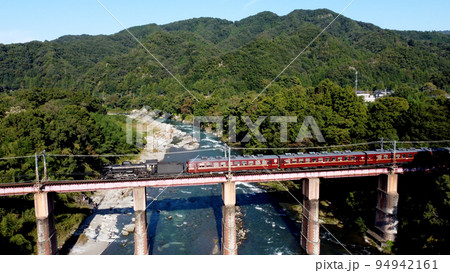 秩父鉄道SLパレオ号荒川橋梁通過空撮 94942161