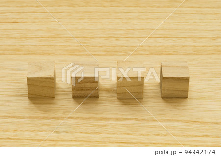 木製キューブ 木目の背景 木製キューブ 木目の背景 94942174