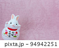 卯年年賀状素材ピンク背景 94942251