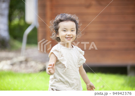 庭で遊ぶ女の子 庭で遊ぶ女の子 94942376