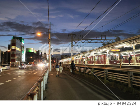 大阪市　中津駅付近の夕暮れ 94942524