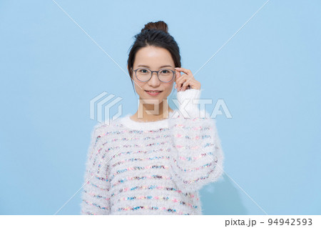 20代女性のポートレート 94942593