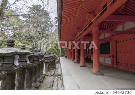奈良市春日大社、早春の回廊風景 奈良市春日大社、早春の回廊風景 94942730
