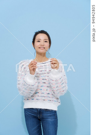 20代女性のポートレート 94942805