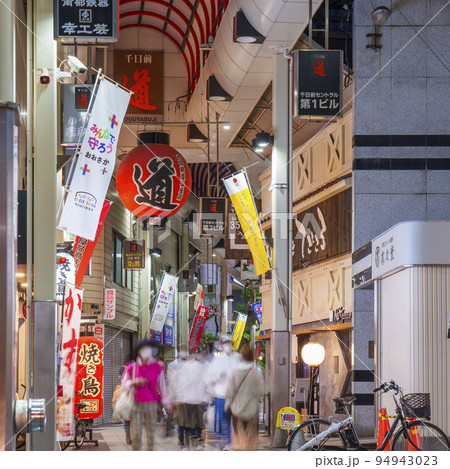 大阪　千日前　夜の道具屋筋商店街 94943023