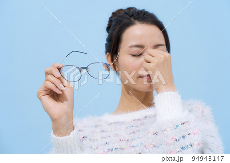 眼鏡を持つ女性 94943147