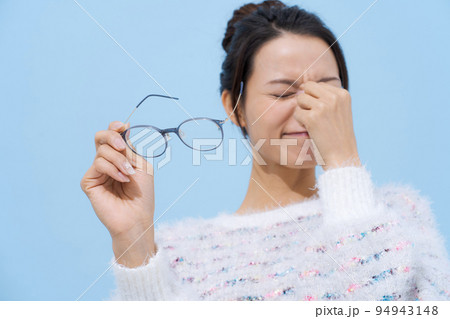 眼鏡を持つ女性 94943148
