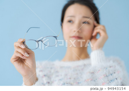 眼鏡を持つ女性 眼鏡を持つ女性 94943154