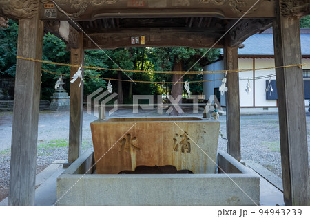 【日本】長野、千曲川沿いの佐良志奈神社の手水舎 94943239