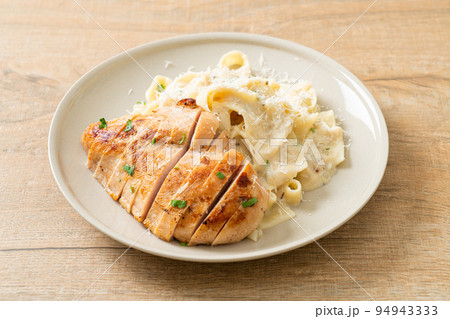 fettucine pasta white creamy sauce with grilled chicken 94943333