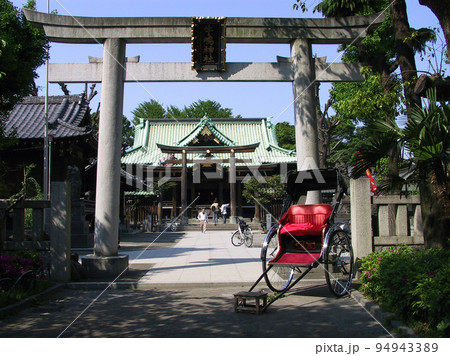東京下町に鎮座する勝海舟ゆかりの牛島神社、人力車が似合う。 東京下町に鎮座する勝海舟ゆかりの牛島神社、人力車が似合う。 94943389