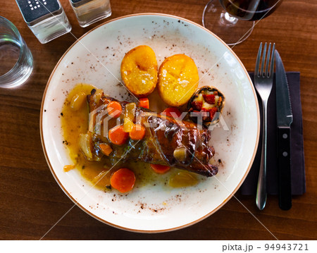 Fresh portion of ribs garnished with vegetables 94943721