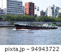 東京下町を流れる隅田川、浅草付近を航行する船の写真 94943722
