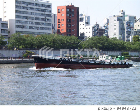 東京下町を流れる隅田川、浅草付近を航行する船の写真 94943722