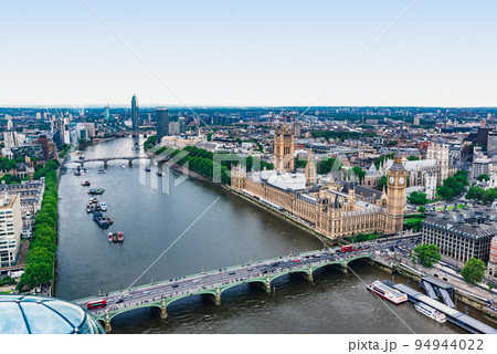 ロンドン　ウェストミンスター宮殿とテムズ川 94944022