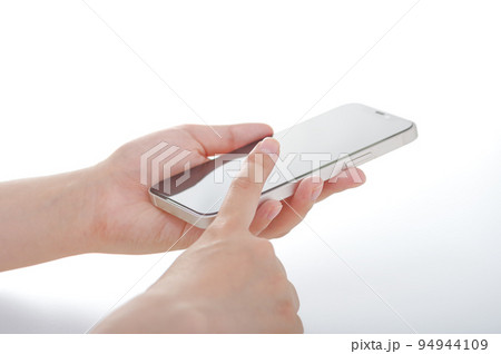 スマートフォンを操作する女性の手元 94944109