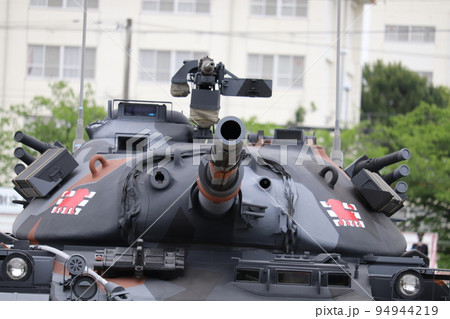 多用途迷彩を施した陸上自衛隊の74式戦車の砲塔 多用途迷彩を施した陸上自衛隊の74式戦車の砲塔 94944219