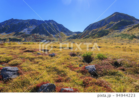 紅葉見頃な立山黒部アルペンルート　室堂平からの立山連峰 94944223