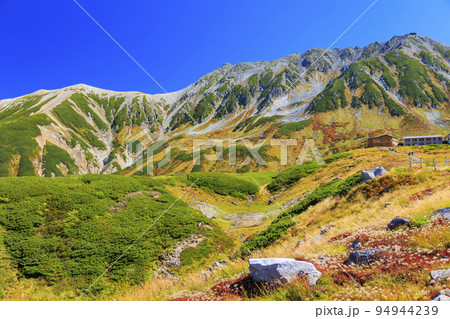 紅葉見頃な立山黒部アルペンルート 室堂平からの立山連峰 紅葉見頃な立山黒部アルペンルート 室堂平からの立山連峰 94944239