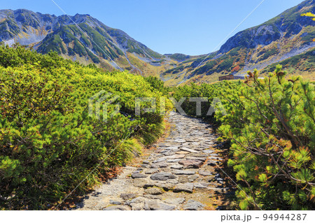 紅葉見頃な立山黒部アルペンルート 室堂平からの立山連峰 紅葉見頃な立山黒部アルペンルート 室堂平からの立山連峰 94944287