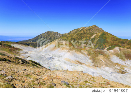 紅葉見頃な立山黒部アルペンルート　室堂平からの立山連峰 94944307