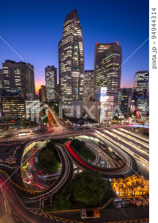 《東京都》新宿西口駅前・都市夜景 《東京都》新宿西口駅前・都市夜景 94944314