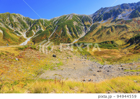 紅葉見頃な立山黒部アルペンルート 室堂平からの立山連峰 紅葉見頃な立山黒部アルペンルート 室堂平からの立山連峰 94944559