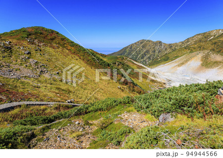 紅葉見頃な立山黒部アルペンルート　室堂平からの立山連峰 94944566