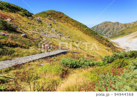 紅葉見頃な立山黒部アルペンルート 室堂平からの立山連峰 紅葉見頃な立山黒部アルペンルート 室堂平からの立山連峰 94944568