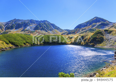 紅葉見頃な立山黒部アルペンルート　室堂平からの立山連峰 94944575