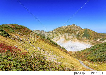 紅葉見頃な立山黒部アルペンルート 室堂平からの立山連峰 紅葉見頃な立山黒部アルペンルート 室堂平からの立山連峰 94944581