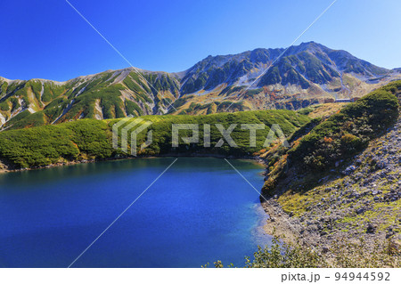 紅葉見頃な立山黒部アルペンルート　室堂平からの立山連峰 94944592