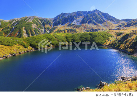紅葉見頃な立山黒部アルペンルート 室堂平からの立山連峰 紅葉見頃な立山黒部アルペンルート 室堂平からの立山連峰 94944595