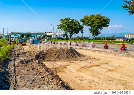 幹線道路の車線を増やす工事 国道17号上武道路 2022.10　b-2 ビビッド 94944609