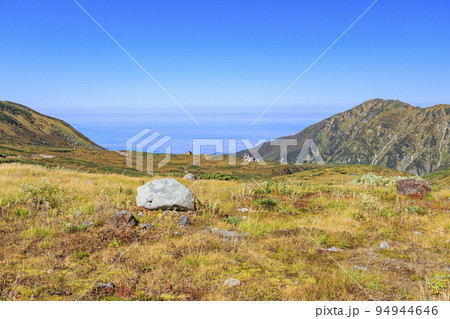 紅葉見頃な立山黒部アルペンルート　室堂平からの立山連峰 94944646
