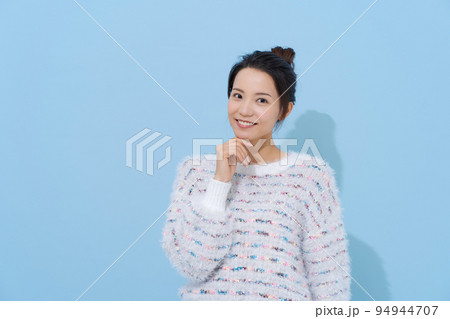 20代女性のポートレート 94944707