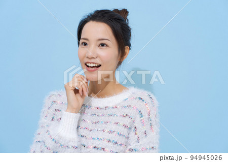 20代女性のポートレート 94945026