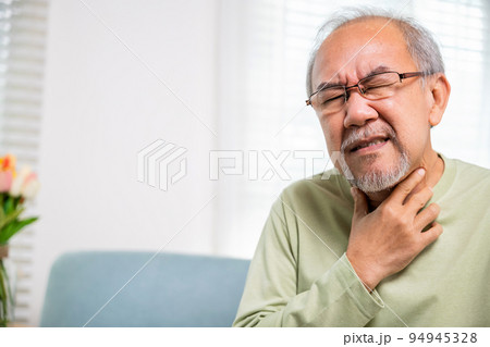 Asian old man painful in the sore throat 94945328