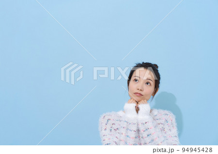 20代女性のポートレート 94945428