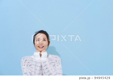 20代女性のポートレート 94945429