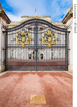 バッキンガム宮殿　正面ゲート　縦構図 94945491