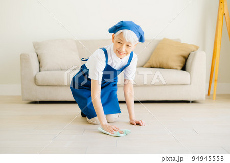 床拭きをするハウスキーパーのシニア女性 94945553