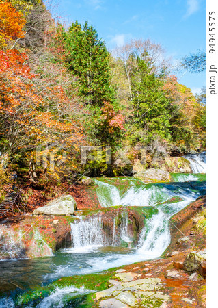 横谷渓谷（秋）：おしどり隠しの滝 94945575