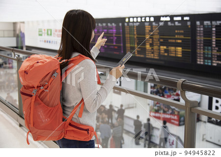 空港　出発時間を待つ女性 94945822