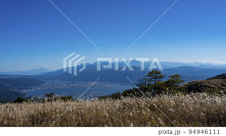 秋の高ボッチ高原・富士山・諏訪湖・南アルプス風景 94946111