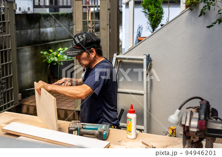 板を裁断する職人　大工 94946201