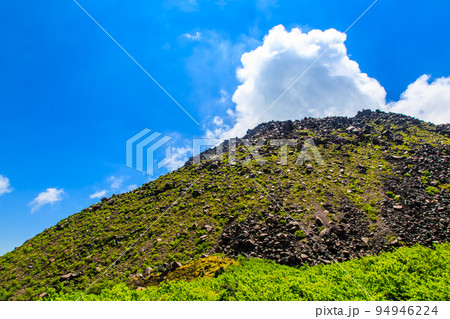 新緑の立岩の峰からの平成新山 【長崎県雲仙市】 新緑の立岩の峰からの平成新山 【長崎県雲仙市】 94946224
